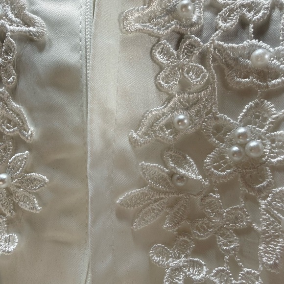 White Pearl and Lace Tulle Flower Girl Dress 3T-4T Worn Once - Picture 7 of 7